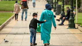 Une mère et son fils à Rabat au Maroc, le 16 juin 2020