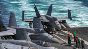 Des avions de chasse sur le porte-avions américain USS Dwight D. Eisenhower, le 26 novembre 2023 (image d'illustration)