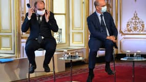 Le Premier ministre Jean Castex (g) ajuste son masque à côté du ministre de l'Education Jean-Michel Blanquer, lors d'une conférence de presse le 27 août 2020 à Paris
