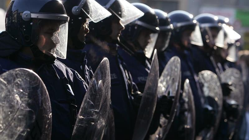 Les opposants au mariage homosexuel, soutenus par une partie de l'UMP, s'apprêtent à défiler ce dimanche après-midi à Paris sous tension, le gouvernement mettant en garde contre les risques de débordement. Environ 4.500 policiers et gendarmes seront mobil