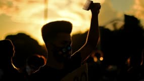 Un manifestant d'un rassemblement anti-racisme à Rio de Janeiro le 7 juin 2020, porte un masque de protection contre le nouveau coronavirus