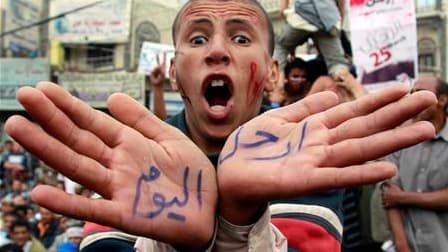 Un manifestant anti-gouvernemental lors d'un rassemblement à Sanaa, avec l'inscription "Pars aujourd'hui" sur la paume de ses mains. Le président yéménite Ali Abdallah Saleh, au pouvoir depuis 32 ans, s'est déclaré samedi prêt à démissionner si on lui per