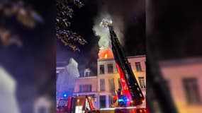 Deux personnes grièvement blessées après l'incendie d'une habitation au cours de la nuit à Lille. 