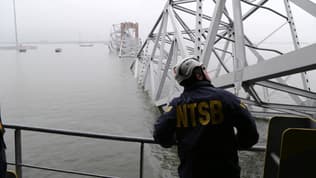 Des agents du Conseil national de la sécurité des transports inspectent le pont Francis Scott Key après son effondrement à Baltimore aux États-Unis