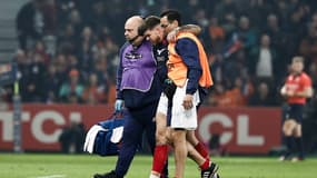 Matthieu Jalibert quitte le terrain en boitillant et en grimaçant, le 25 février 2024, au Stade Pierre Mauroy de Lille