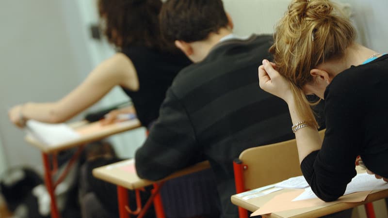 Des lycéens le 11 juin 2007 au centre d'examen Molière à Paris lors de leur épreuve de philosophie