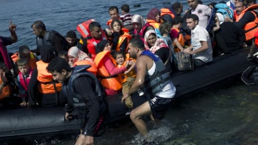 Des migrants arrivent le 10 septembre 2015 sur l'île grecque de Lesbos en provenance de Turquie