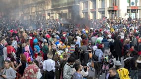 Des millers de personnes à Marseille pour un carnaval improvisé, malgré le Covid-19, le 21 mars 2021.