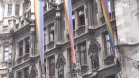 Les drapeaux arc-en-ciel sur les murs de la mairie de Munich