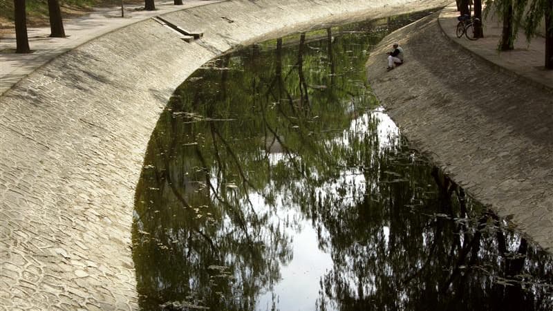 Le gouvernement français souhaite faire de la croissance verte une priorité en créant 100.000 emplois d'ici 2016 dans ce secteur. Ces emplois concerneront entre autres le traitement des déchets ou de l'eau. /Photo d'archives/REUTERS/David Gray