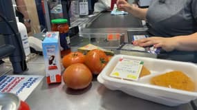 BFM Nice Côte d'Azur a décidé de faire quelques emplettes dans deux magasins de hard-discount situé en France et en Italie pour comparer les paniers.