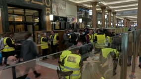 Des gilets jaunes installés au Starbucks des Champs-Elysées, le 24 février 2019 à Paris. 