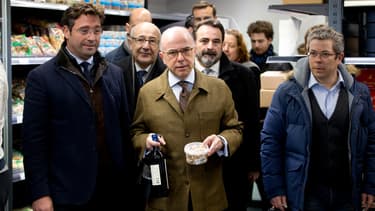 Bernard Cazeneuve fait ses achats à l'Hyper Cacher de la Porte de Vincennes à l'occasion de sa réouverture, le 15 mars.