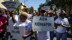 Une foule manifeste contre les enlèvements et l'emprise des gangs sur Haïti, à Port-au-Prince, le 18 novembre 2021