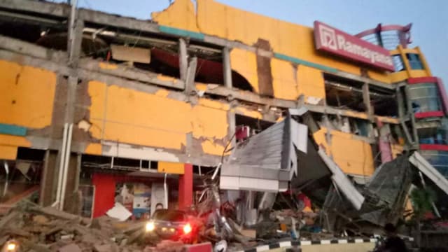 Un centre commercial effondré à Palu, en Indonésie, après qu'un séisme de magnitude 7,5 a frappé l'île le 27 septembre 2018. 