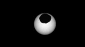 La lune Phobos passant entre le Soleil et Mars, photographiée par le robot Curiosity le 26 mars 2019.