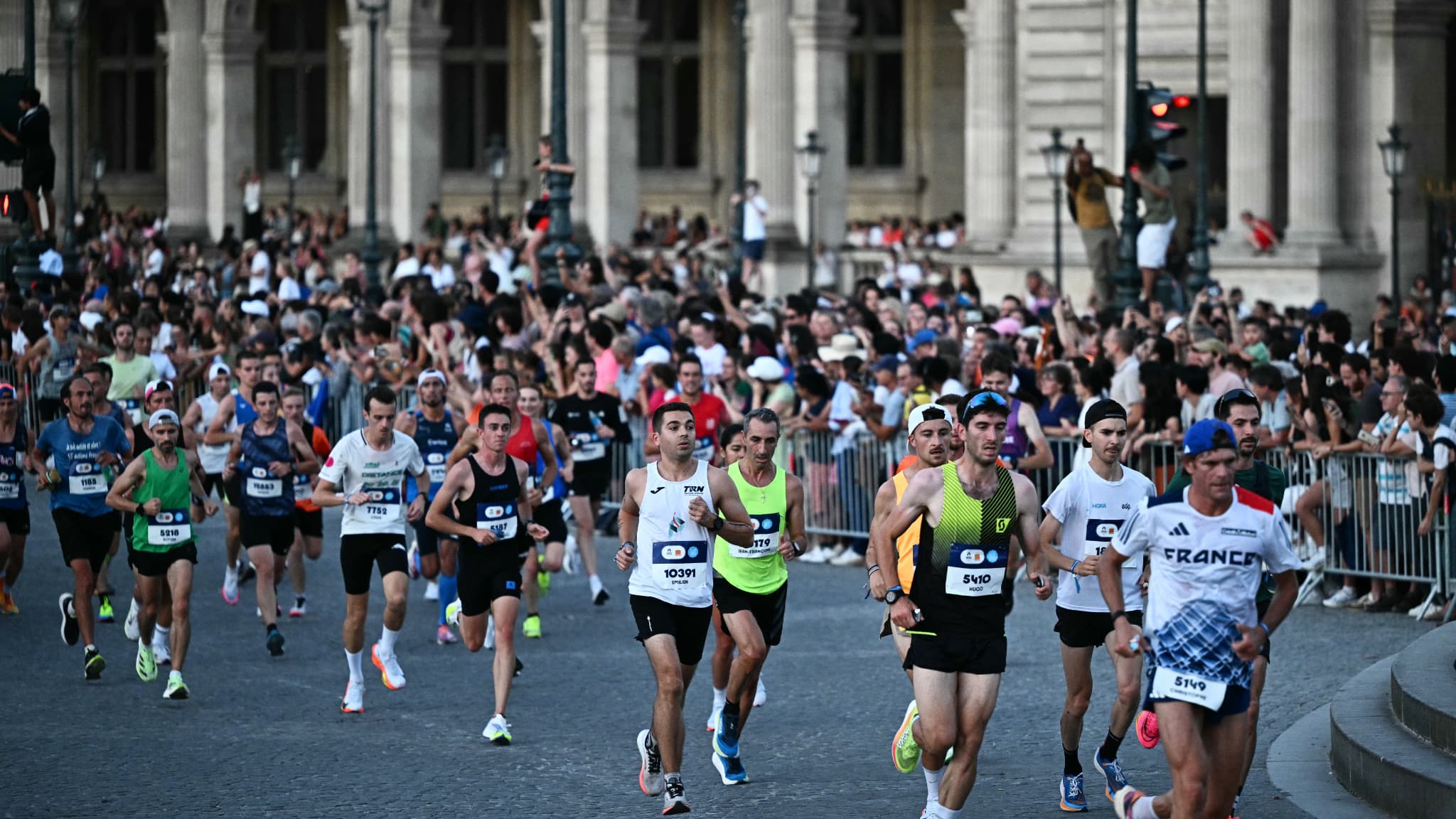 UNE GRANDE PREMIÈRE MONDIALE: LE MARATHON DE PARIS SUPPRIME LES BOUTEILLES D'EAU ET LES GOBELETS AUX RAVITAILLEMENTS