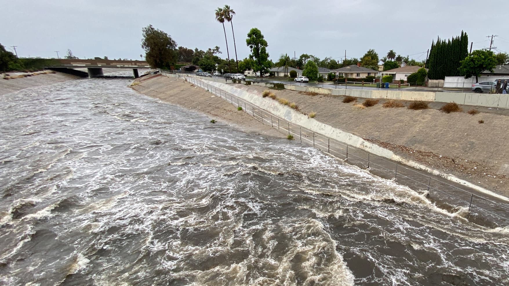 Ces deux images montrent le bassin versant du ruisseau Ballona à Culver City, à côté de Los Angeles, en Californie, le 19 août 2023 (en haut) et après l'approche de la tempête tropicale Hilary (en bas) le 20 août 2023.