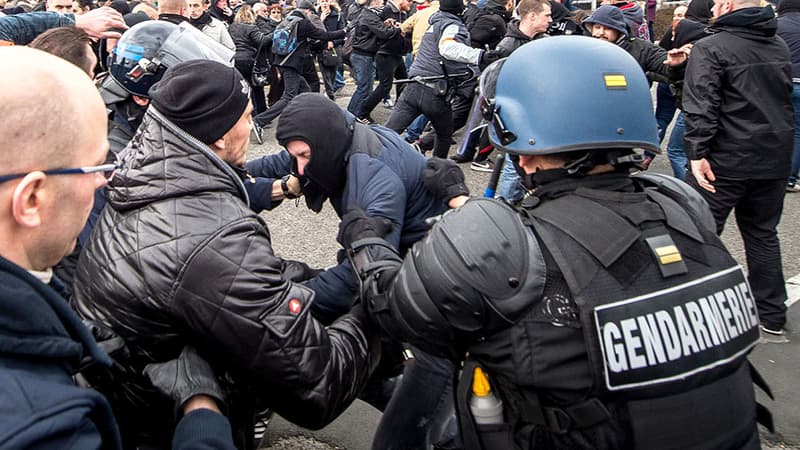 Des manifestants anti-immigrants à Calais, samedi 6 février.