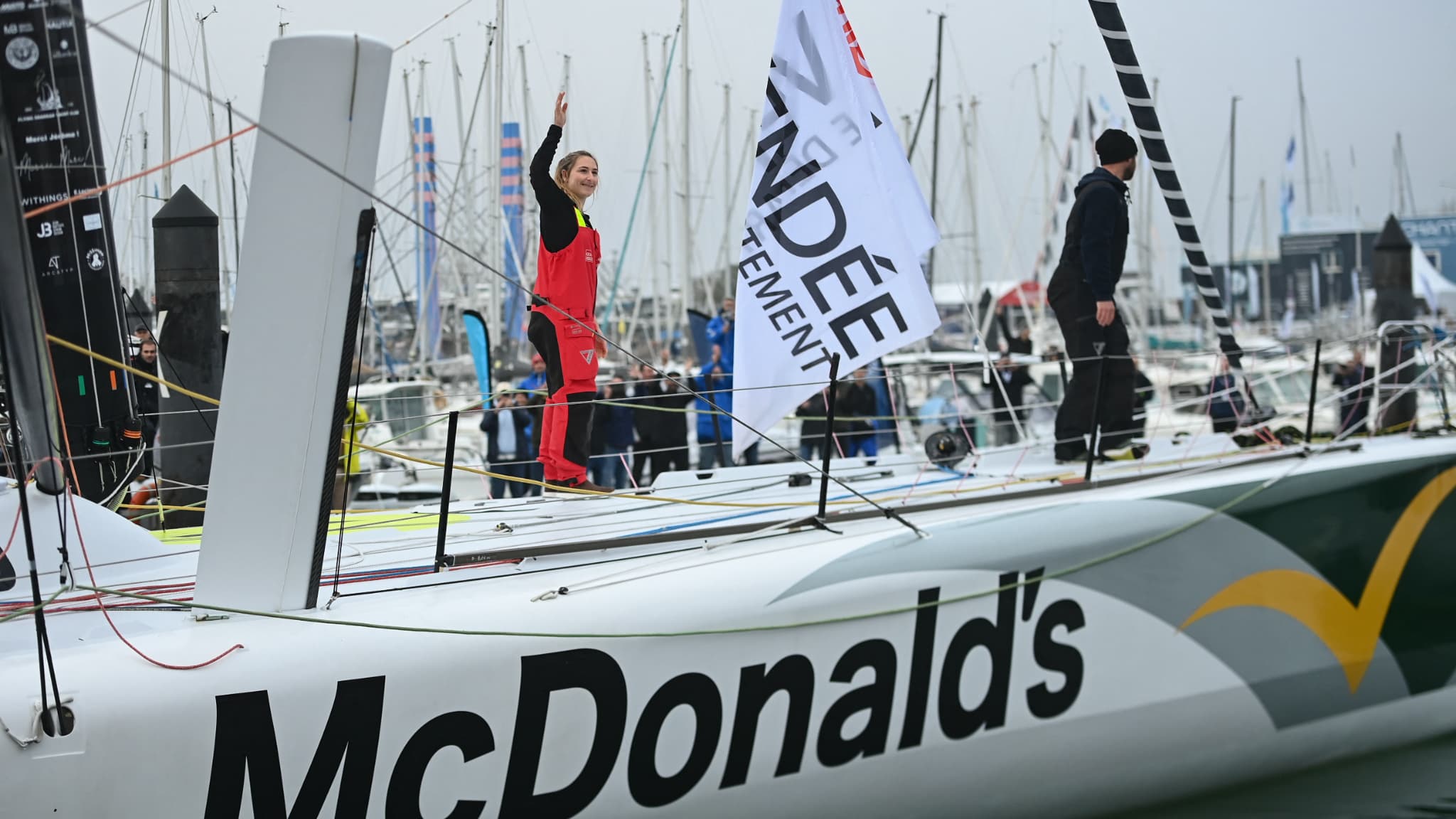 La benjamine de cette édition 2024, Violette Dorange, sur son Imoca DeVenir, dans une édition qui compte 6 femmes, un record. La benjamine de cette édition 2024, Violette Dorange, sur son Imoca DeVenir, dans une édition qui compte 6 femmes, un record.