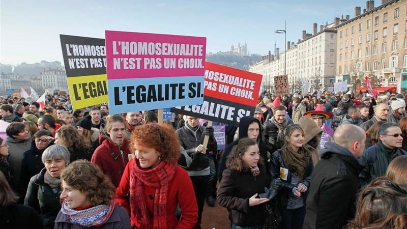 Plusieurs milliers de personnes - 11.000 selon la police, 20.000 selon les organisateurs - ont défilé samedi dans le centre de Lyon en faveur du "mariage pour tous" à la veille d'une grande manifestation sur le même thème dimanche à Paris. /Phoot prise le