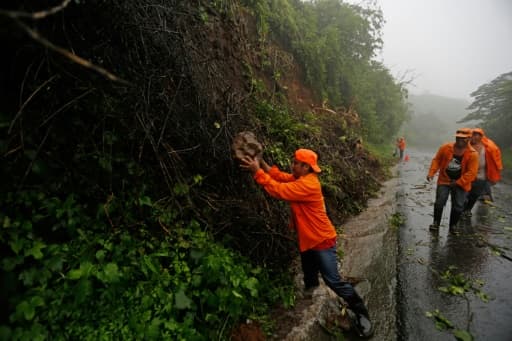 Des travailleurs évacuent les débris laissés par Nate sur les routes du Nicaragua, le 5 octobre 2017 Des travailleurs évacuent les débris laissés par Nate sur les routes du Nicaragua, le 5 octobre 2017