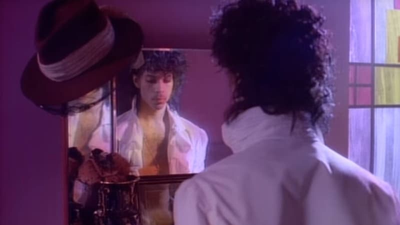 Prince dans le clip "When Doves Cry"