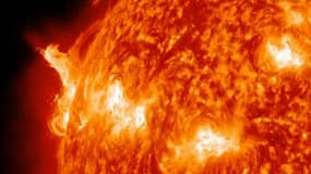Les éruptions solaires consistent en la projection de plasma ionisé par le Soleil.