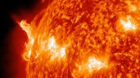 Les éruptions solaires consistent en la projection de plasma ionisé par le Soleil.