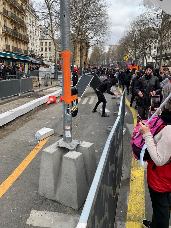 Tentative de barricade lors de la manifestation du 23 mars à Paris