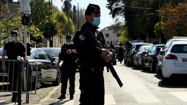 Photo devant le commissariat de Rambouillet, le 23 avril 2021