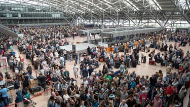 Des voyageurs attendant leur vol à l'aéroport de Hambourg, frappé ce 3 juin par une panne d'électricité.