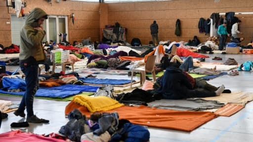 Des migrants kurdes et afghans s'apprêtent à dormir dans un gymnase de Grande-Synthe, près de Dunkerque, le 7 février 2018