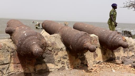 Un policier devant d'antiques canons de l'île Kunta Kinté située sur le fleuve Gambie, le 8 avril 2017
