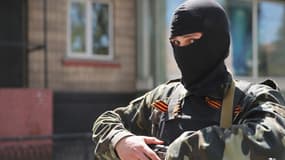 Un militant pro-russe surveille un bâtiment officiel occupé, le 21 avril, à Slaviansk, dans l'Est de l'Ukraine.