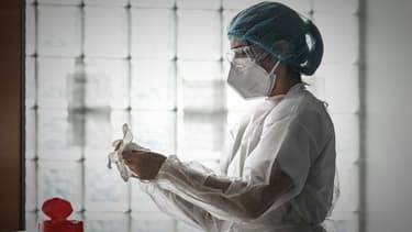 Une soignante au service des urgences de l'hôpital Robert Boulin, le 6 novembre 2020à Libourne, au nord de Bordeaux
