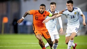 Memphis Depay des Pays-Bas face à l'Ecossais David Turnbull le 2 juin 2021