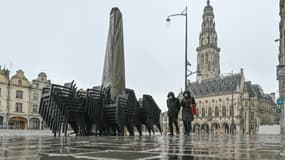 La Place des Héros à Arras le 4 mars 2021 à la veille du premier week-end confiné d'une longue série de quatre imposée au Pas-de-Calais