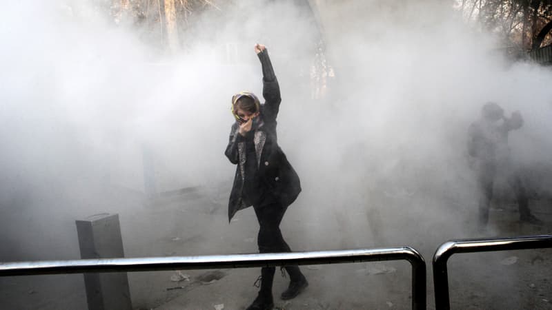 Une manifestante lors d'un mouvement de protestation à l'Université de Téhéran, le 30 décembre 2017. 