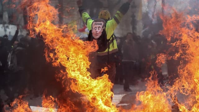 Un gilets jaunes sur l'avenue des Champs-Élysées