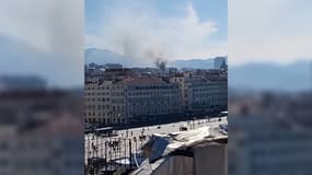 Un panache de fumée qui s'élève du cours Lieutaud dans le 6e arrondissement de Marseille (Bouches-du-Rhône) le mardi 25 mars 2025.
