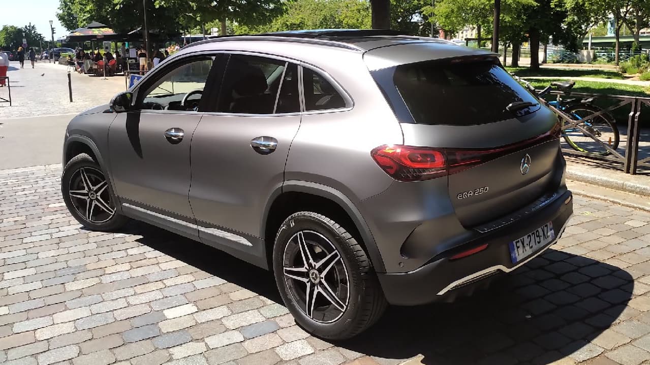 Mercedes complète sa gamme électrique avec un petit SUV, l'EQA.