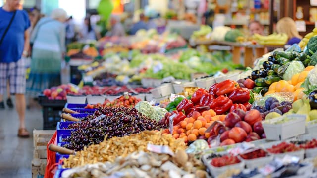 Le gouvernement lance un logo pour pousser à consommer bio et local.