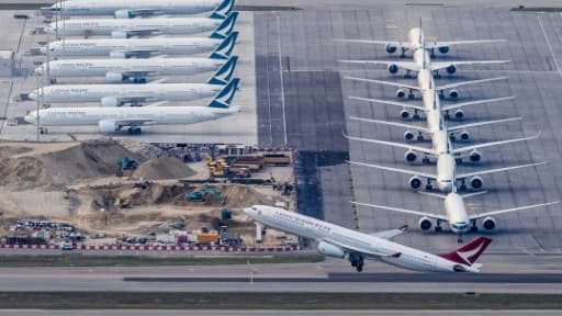 Un avion de la compagnie Cathay Dragon s'envole depuis l'aéroport de Hong Kong, le 10 mars  2020