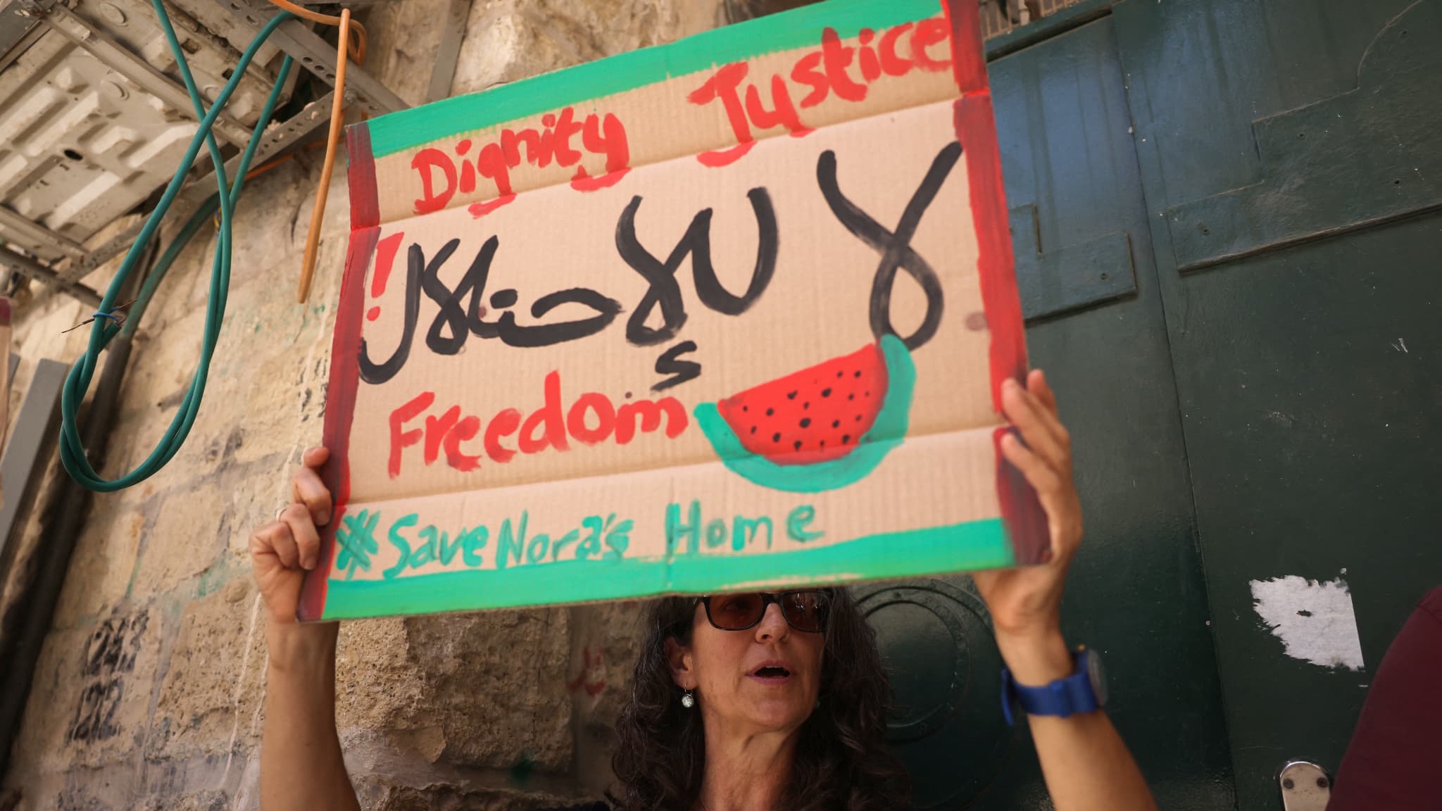 Une pancarte lors d'une manifestation contre l'expulsion d'une famille palestinienne de leur domicile à Jérusalem, le 16 juin 2023 Une pancarte lors d'une manifestation contre l'expulsion d'une famille palestinienne de leur domicile à Jérusalem, le 16 juin 2023