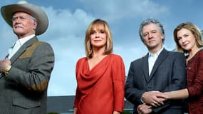 A cause du décès de Larry Hagman, Sue Ellen Ewing (Linda Gray), Bobby Ewing (Patrick Duffy) et Ann Ewing (Brenda Strong) devront poursuivre l'aventure Dallas sans J.R.