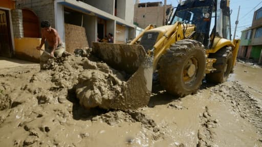 Le 19 mars 2017, un bulldozer à l'oeuvre à Huarmey, à 300 km au nord du Pérou, encerclée par la boue depuis les pluies diluviennes qui ont balayé le pays ces derniers jours