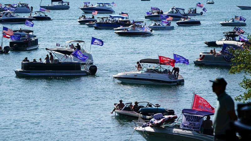 Des bateaux réunis lors d'une parade nautique pro-Trump