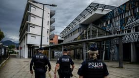 Des policiers inspectent et vérifient que les habitants ont quitté l'immeuble « Le Carrare » à Echirolles le 26 septembre 2024