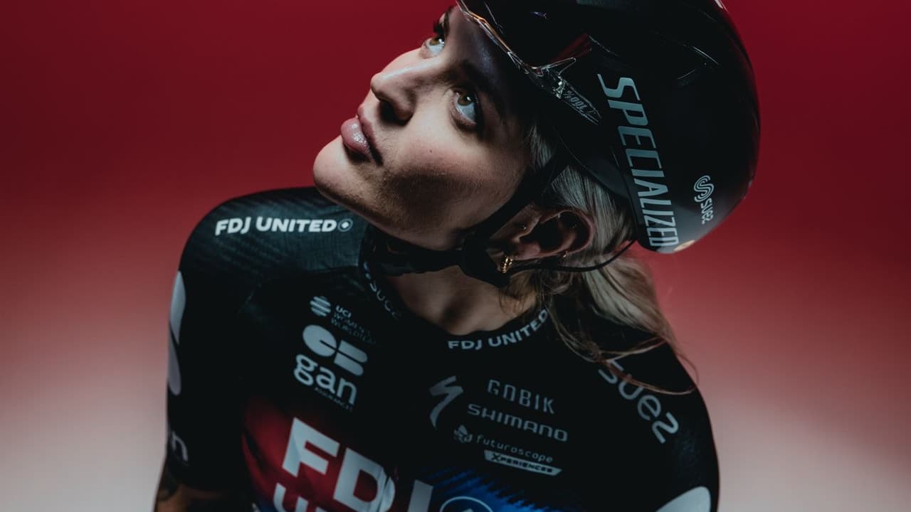 Le nouveau maillot de l'équipe FDJ-Suez. 